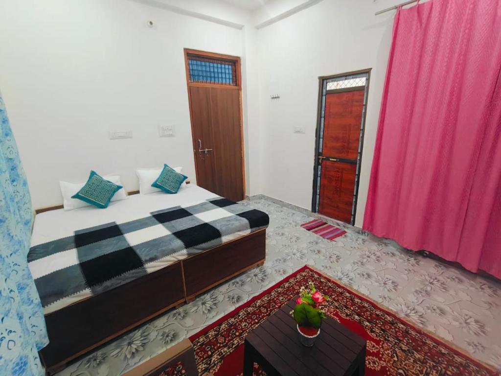 Postel nebo postele na pokoji v ubytování Awadh Green Home Stay - FREE PICKUP FROM AYODHYA DHAM RAILWAY STATION