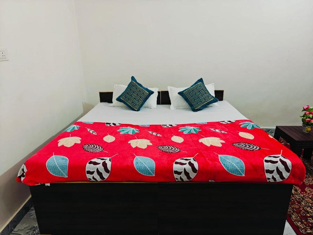 Postel nebo postele na pokoji v ubytování Awadh Green Home Stay - FREE PICKUP FROM AYODHYA DHAM RAILWAY STATION