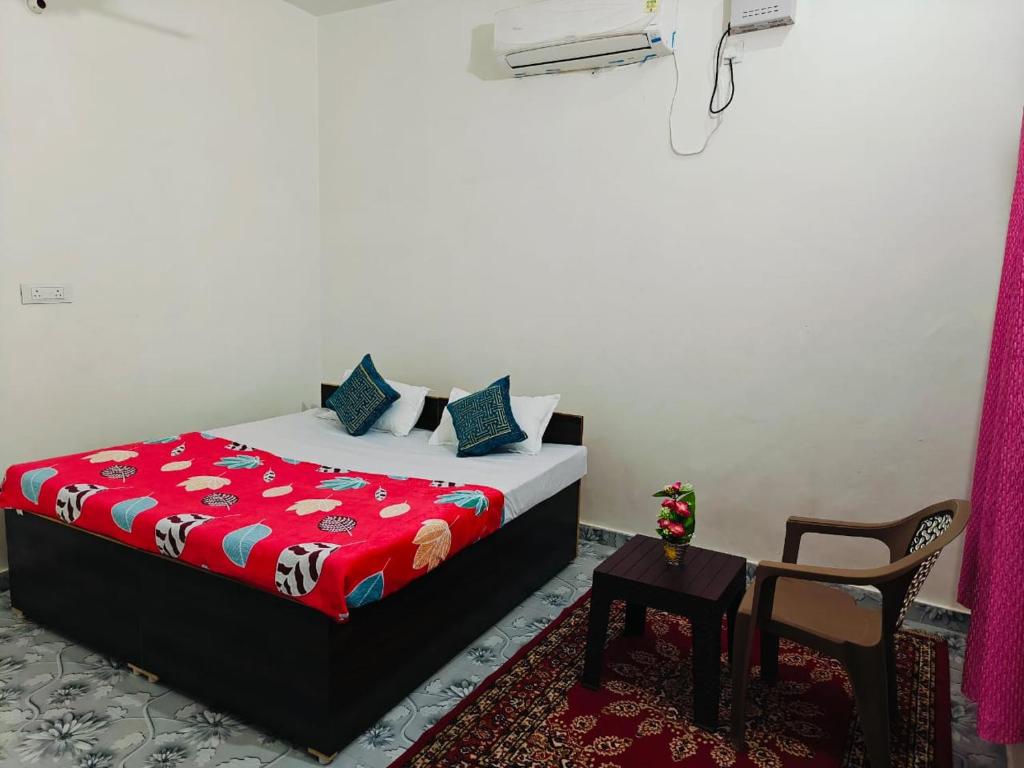 Postel nebo postele na pokoji v ubytování Awadh Green Home Stay - FREE PICKUP FROM AYODHYA DHAM RAILWAY STATION