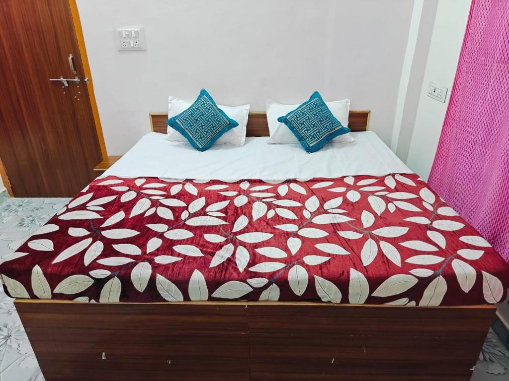 Postel nebo postele na pokoji v ubytování Awadh Green Home Stay - FREE PICKUP FROM AYODHYA DHAM RAILWAY STATION