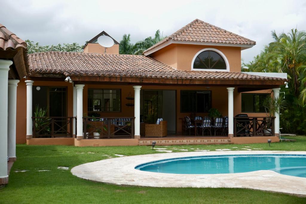 Πισίνα στο ή κοντά στο Villa-Aurora JuanDolio-3Br-4Bds-6Px-WiFi-BBQ-Pool-TVSmart