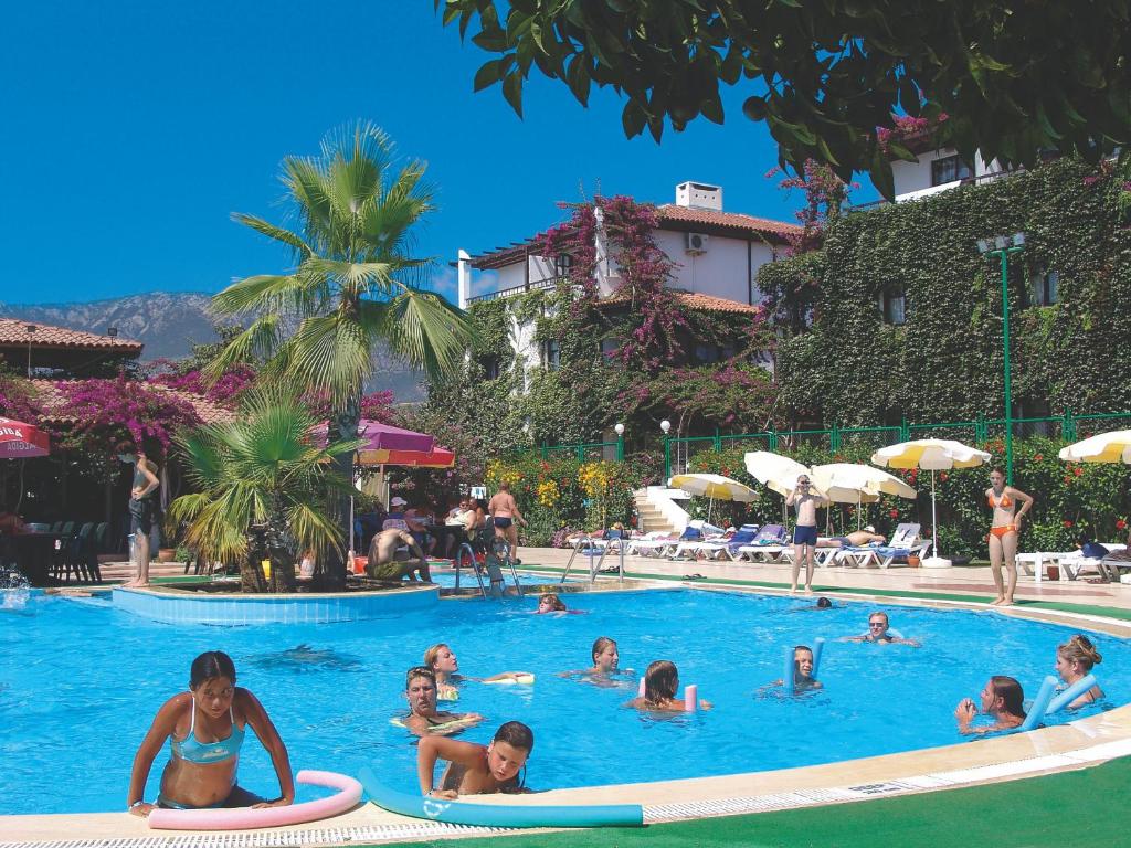 Bazén v ubytování Titan Club Hotel Ultra All Inclusive nebo v jeho okolí