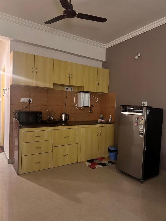 Kuchyň nebo kuchyňský kout v ubytování Luxury Apt near Palolem Beach, WFH with Forest view