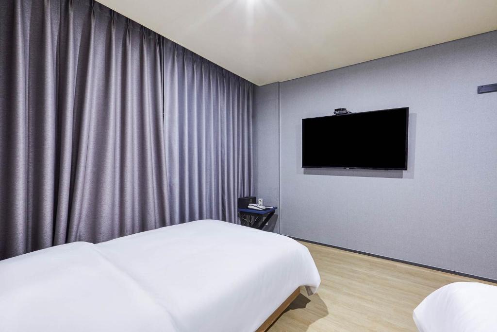 TV a/nebo společenská místnost v ubytování Icheon Paradise Hotel