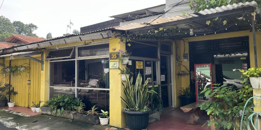 Fotografie z fotogalerie ubytování Rumah Kuning Syariah v destinaci Bogor