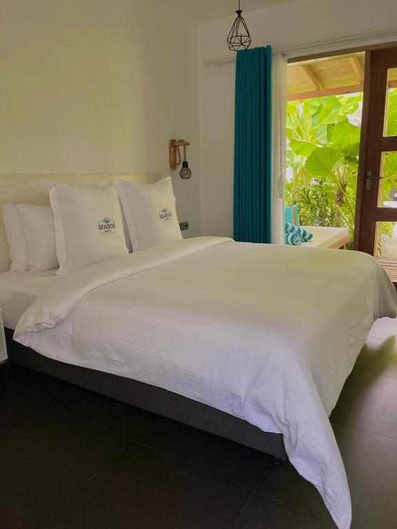 Postel nebo postele na pokoji v ubytování Seaside Dhigurah