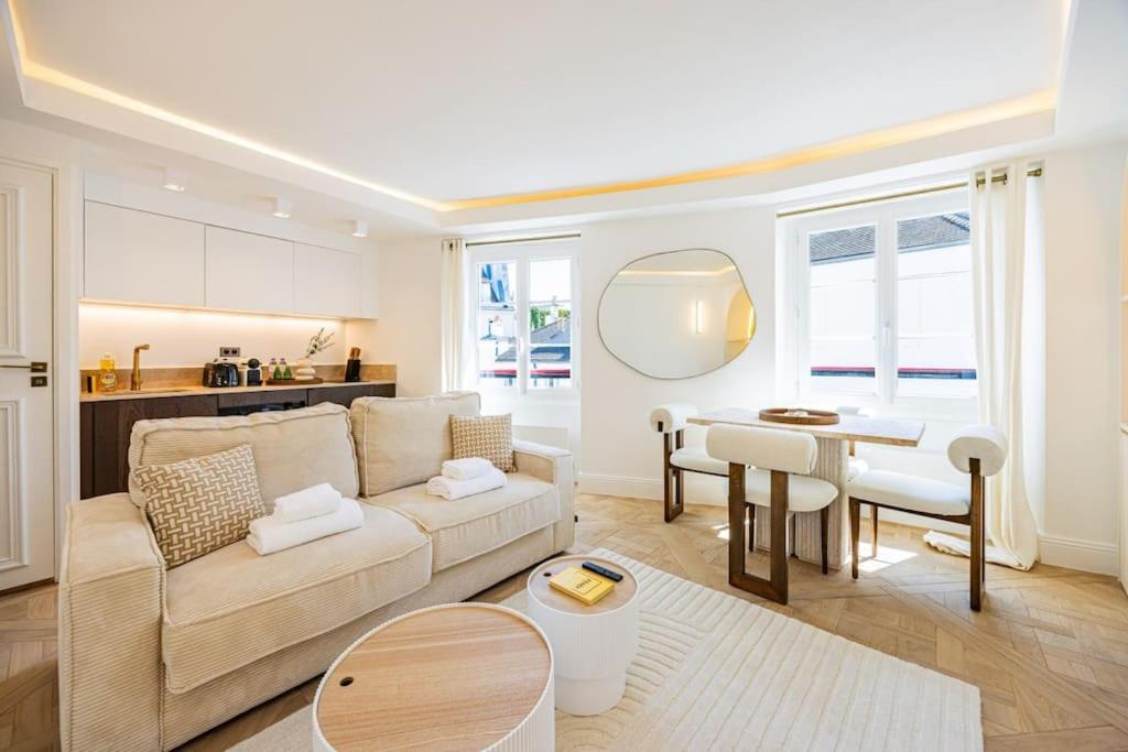 un salon avec un canapé et une table dans l'établissement 1bedroom Sacrée cœur Place du Tertre Montmartre, à Paris