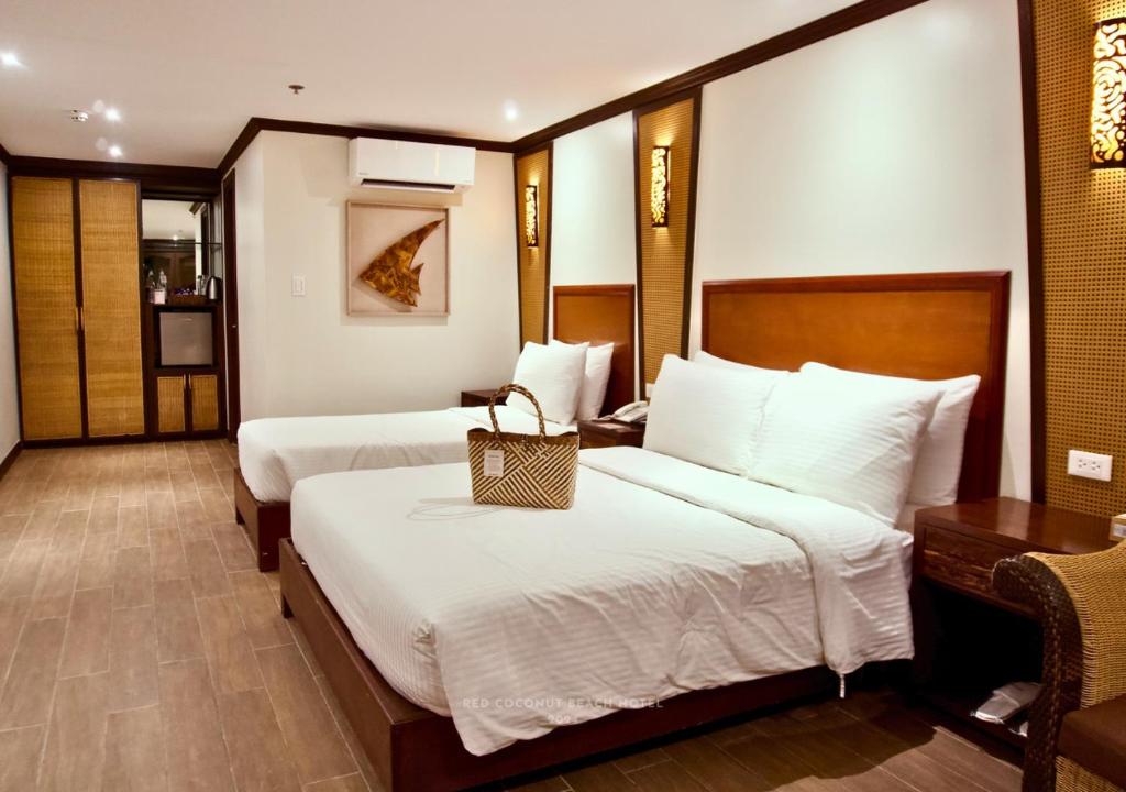 Postel nebo postele na pokoji v ubytování Red Coconut Beach Hotel Boracay