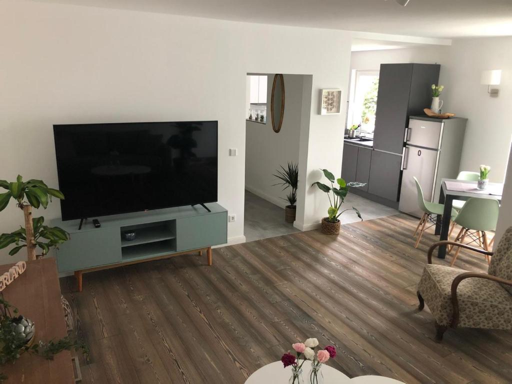 IaM Attendorn 4 Betten 60 Qm Neu Modernisiert في آتندورن: غرفة معيشة مع تلفزيون بشاشة مسطحة كبيرة