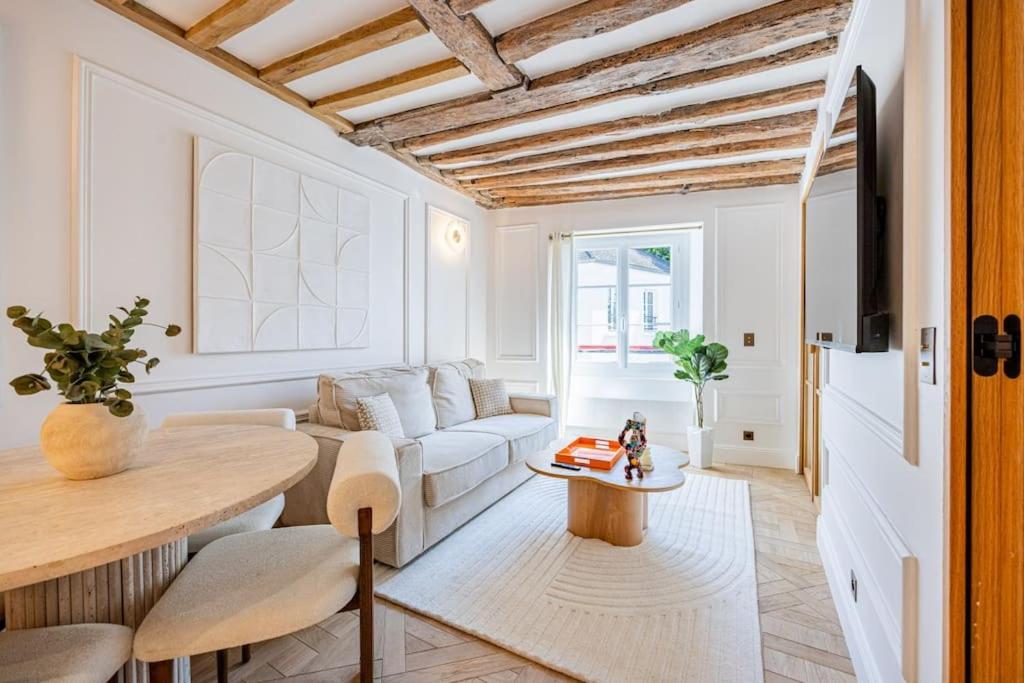 un salon avec un canapé et une table dans l'établissement 2bedrooms Sacrée cœur Place du Tertre Montmartre, à Paris