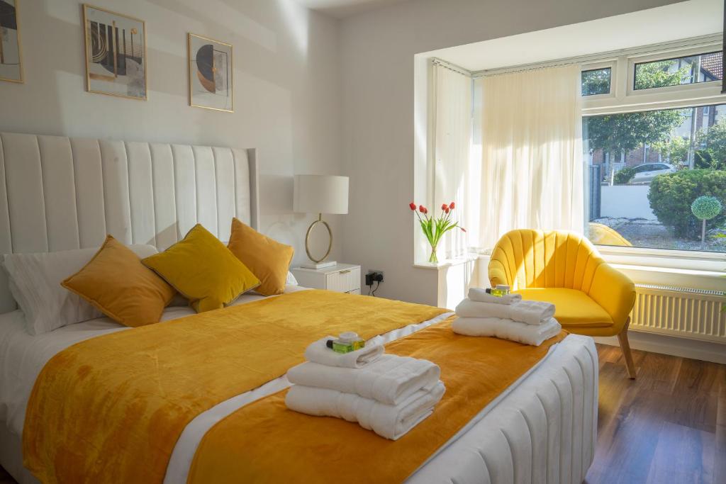 a bedroom with a bed with towels on it at Renata's House in Bristol
