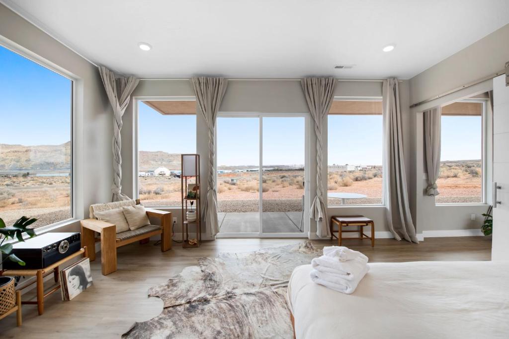 Postel nebo postele na pokoji v ubytování Canyon Oasis suite with Grand Mesa view