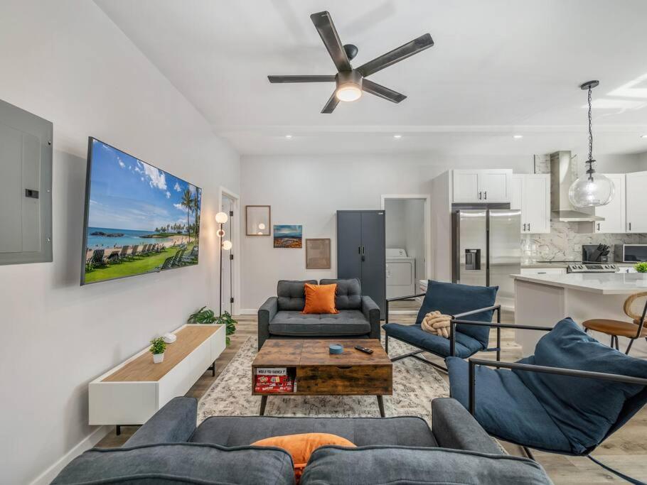 Телевизор и/или развлекательный центр в Mililani Escape Tropical Tranquility Unit B