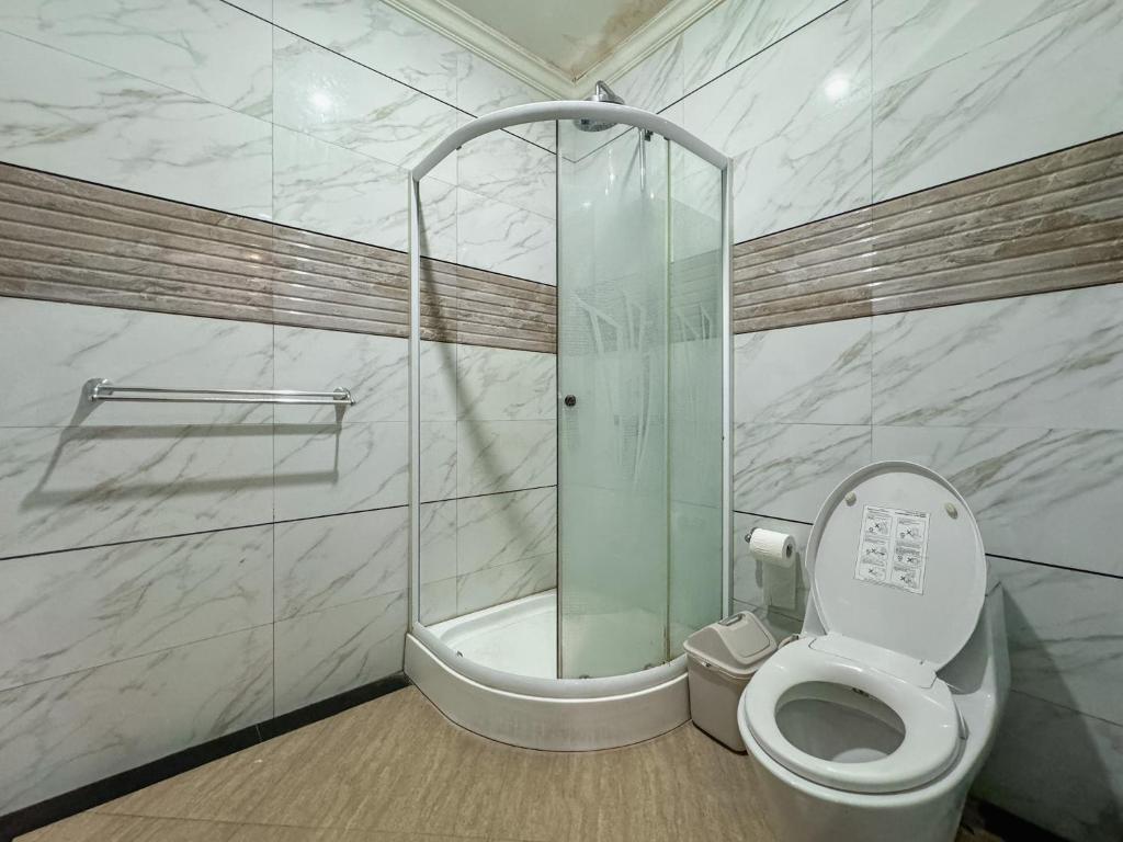 Koupelna v ubytování Merdeka Kuta Guesthouse