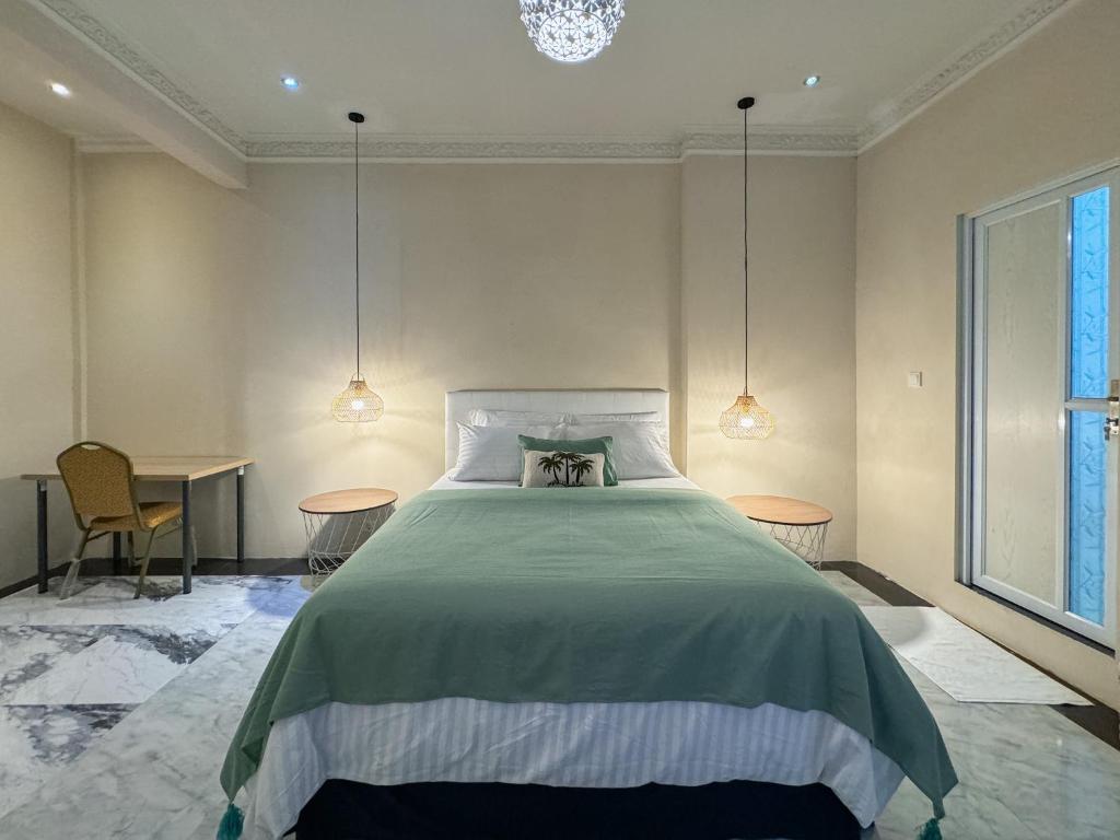 Postel nebo postele na pokoji v ubytování Merdeka Kuta Guesthouse