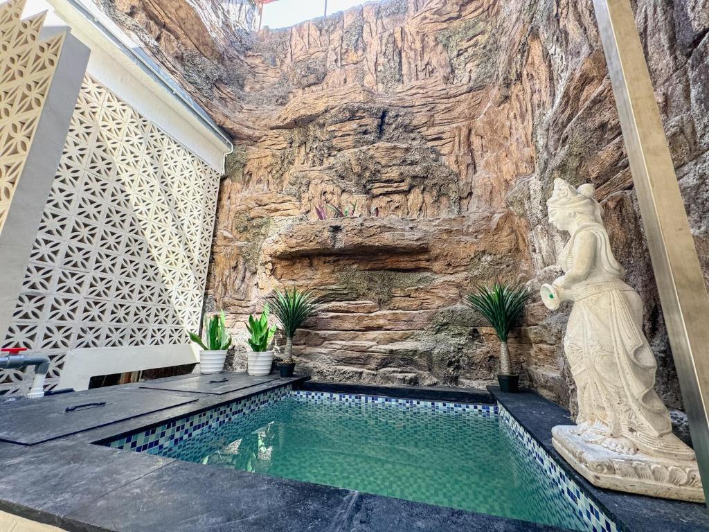 Bazén v ubytování Merdeka Kuta Guesthouse nebo v jeho okolí