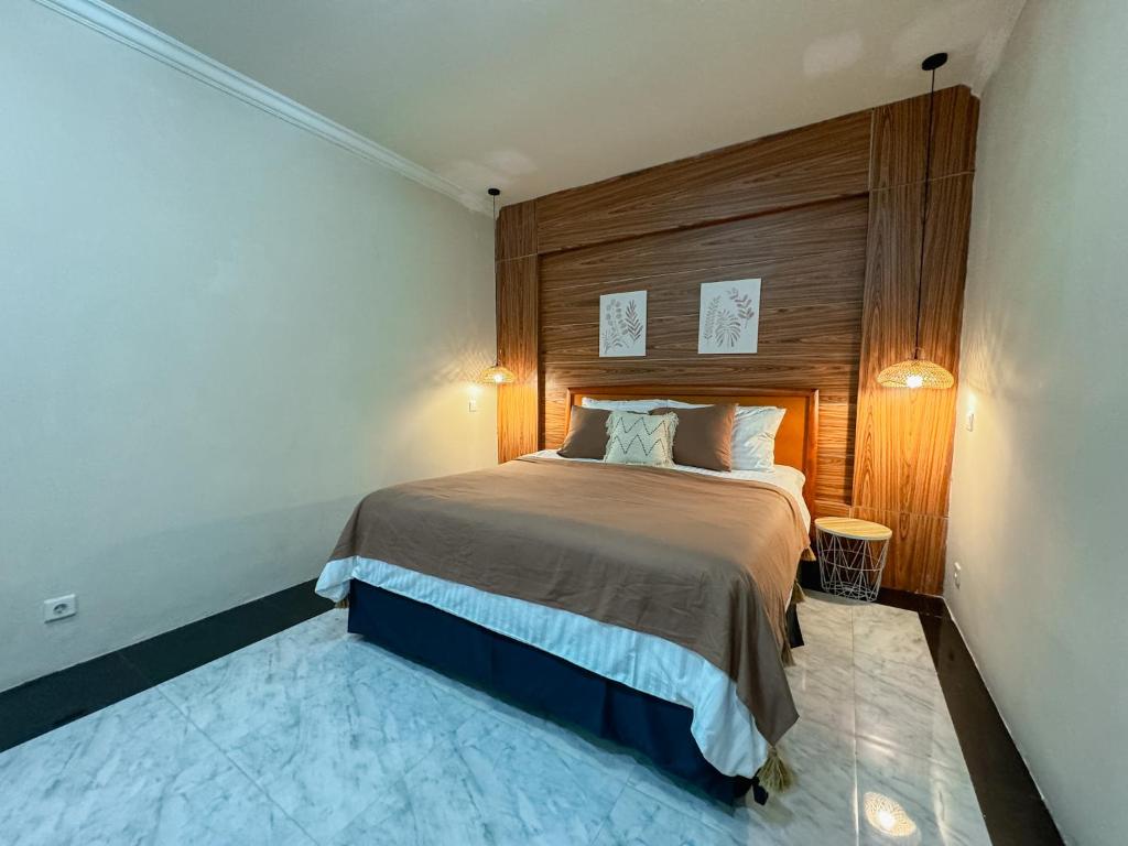 Postel nebo postele na pokoji v ubytování Merdeka Kuta Guesthouse