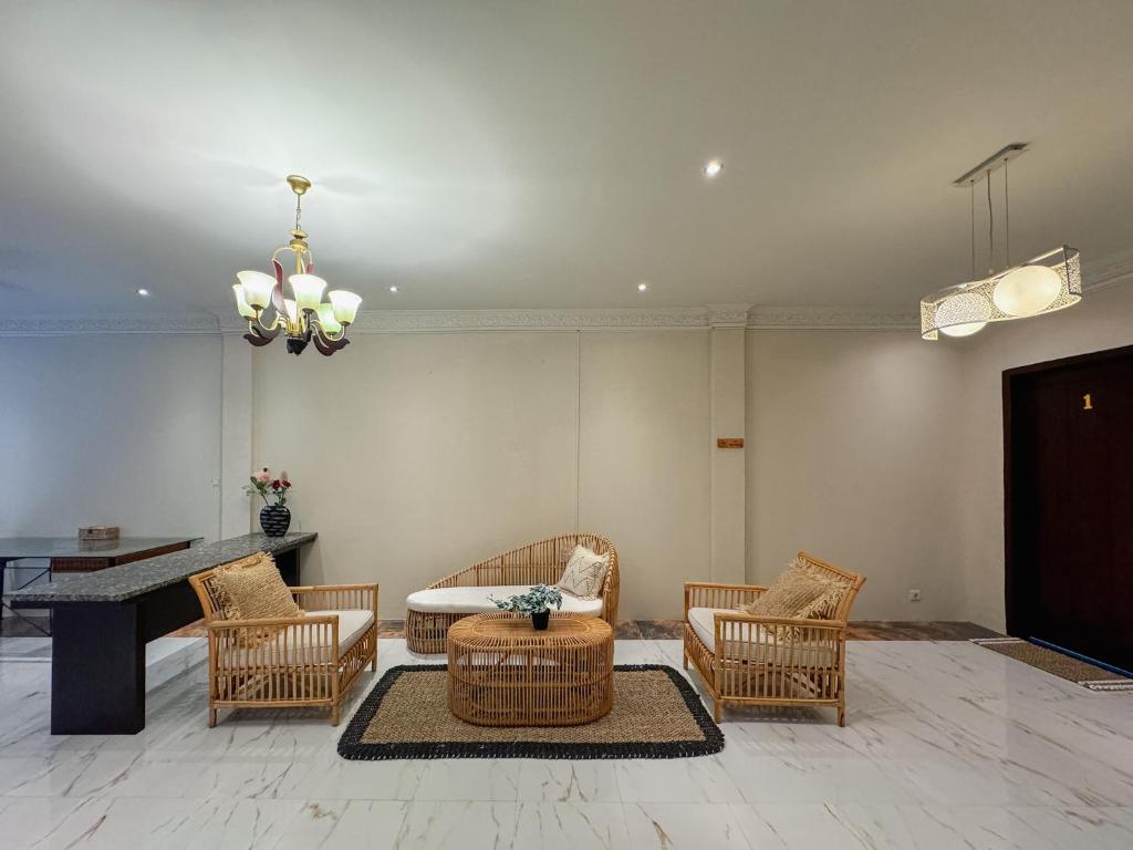Posezení v ubytování Merdeka Kuta Guesthouse