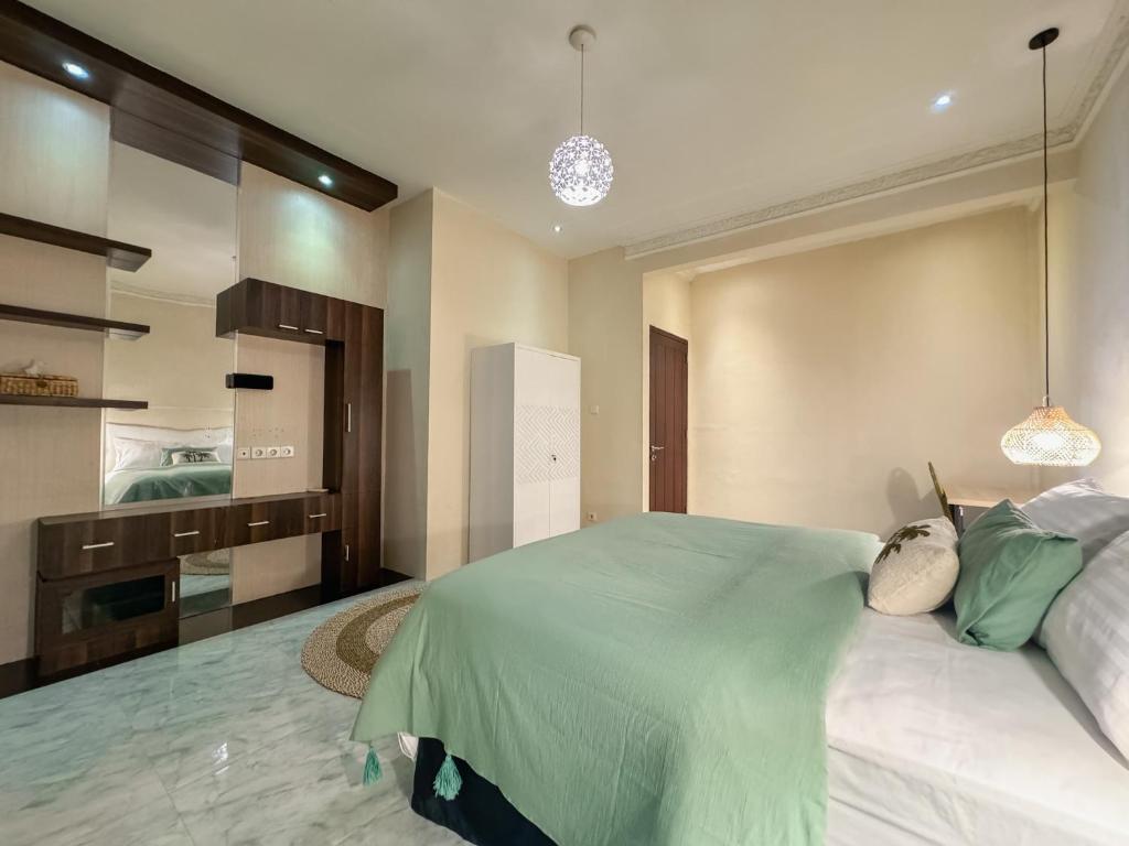 Postel nebo postele na pokoji v ubytování Merdeka Kuta Guesthouse