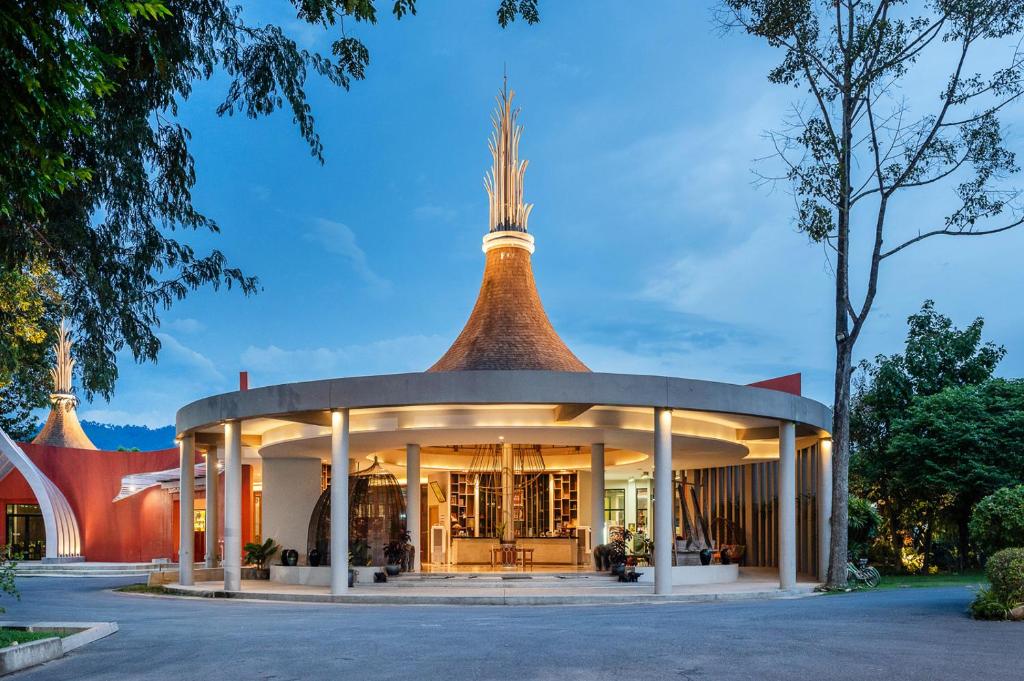 ein Abbild eines Gebäudes mit einem Turm in der Unterkunft At Rice Resort in Nakhon Nayok
