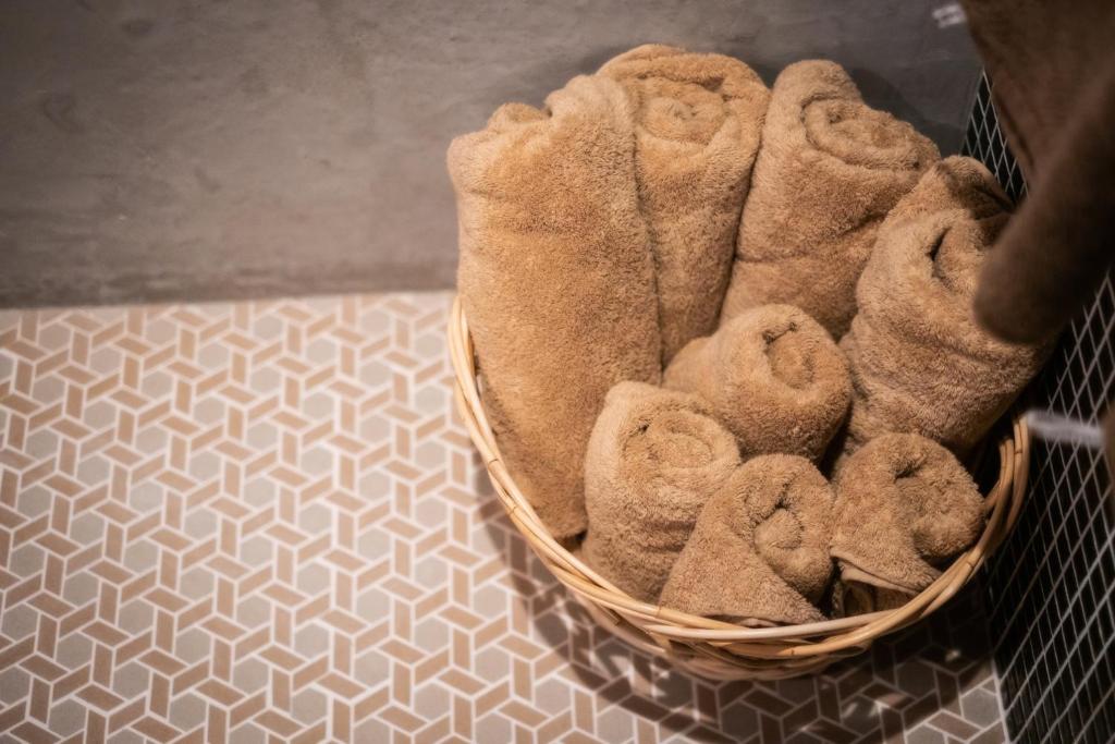 松山市にあるグループに最適The Bath & Bed Dogo 築110年の蔵をリノベした源泉掛け流し一棟貸しの温泉宿のギャラリーの写真