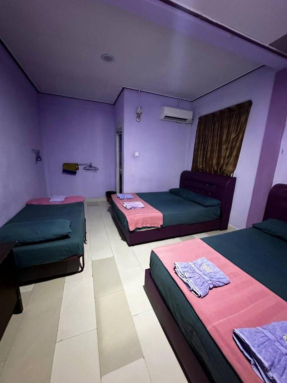 Postel nebo postele na pokoji v ubytování Perhentian Village Inn