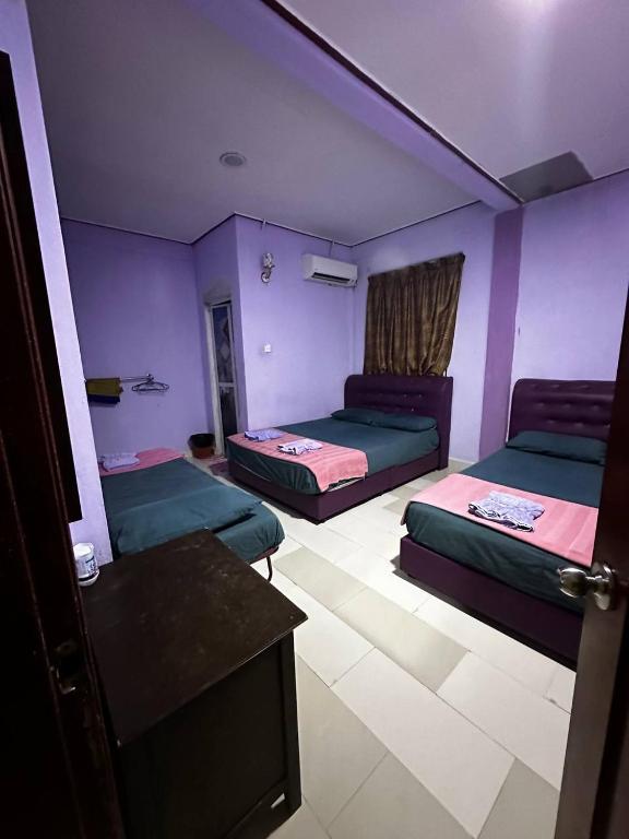 Postel nebo postele na pokoji v ubytování Perhentian Village Inn