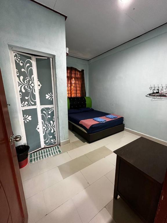 Postel nebo postele na pokoji v ubytování Perhentian Village Inn