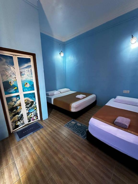 Postel nebo postele na pokoji v ubytování Perhentian Village Inn