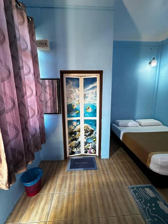 Postel nebo postele na pokoji v ubytování Perhentian Village Inn