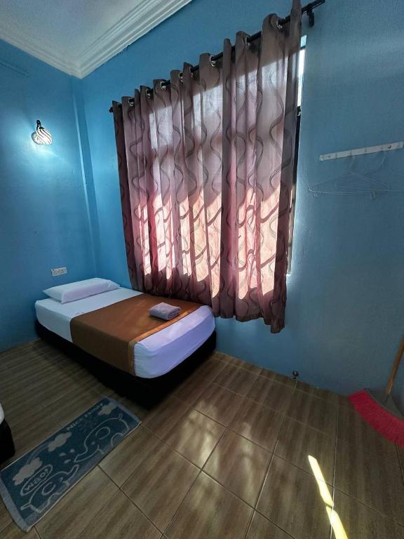 Postel nebo postele na pokoji v ubytování Perhentian Village Inn