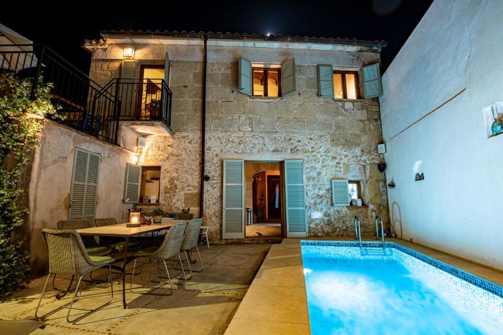 Πισίνα στο ή κοντά στο Townhouse Albuqassim by homevillas360