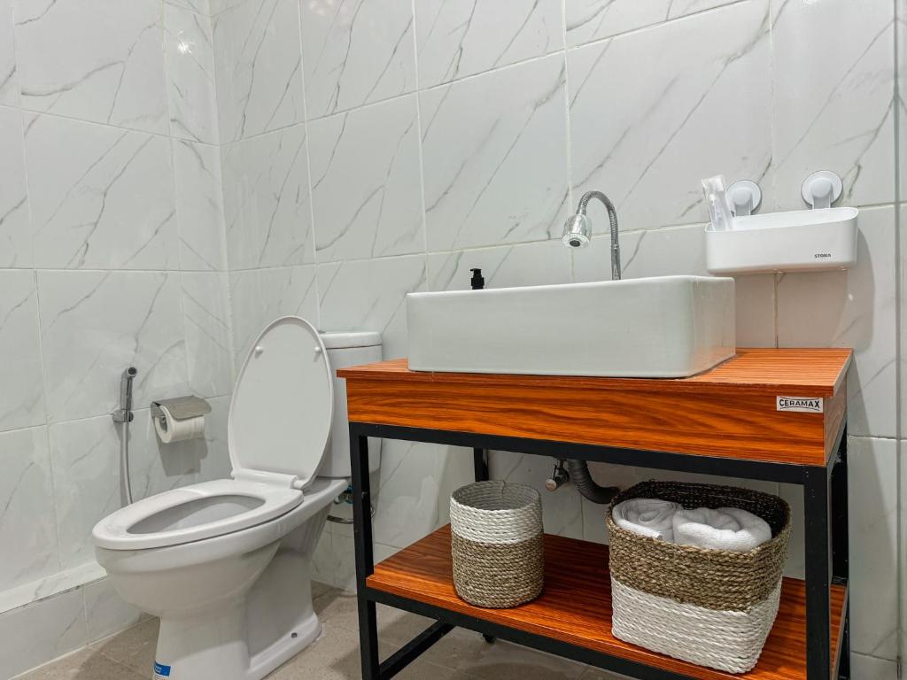 Koupelna v ubytování Merdeka Kuta Guesthouse