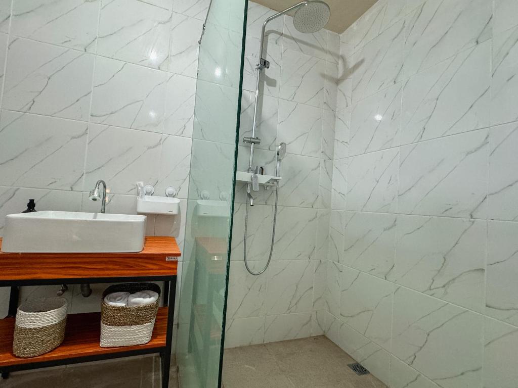 Koupelna v ubytování Merdeka Kuta Guesthouse