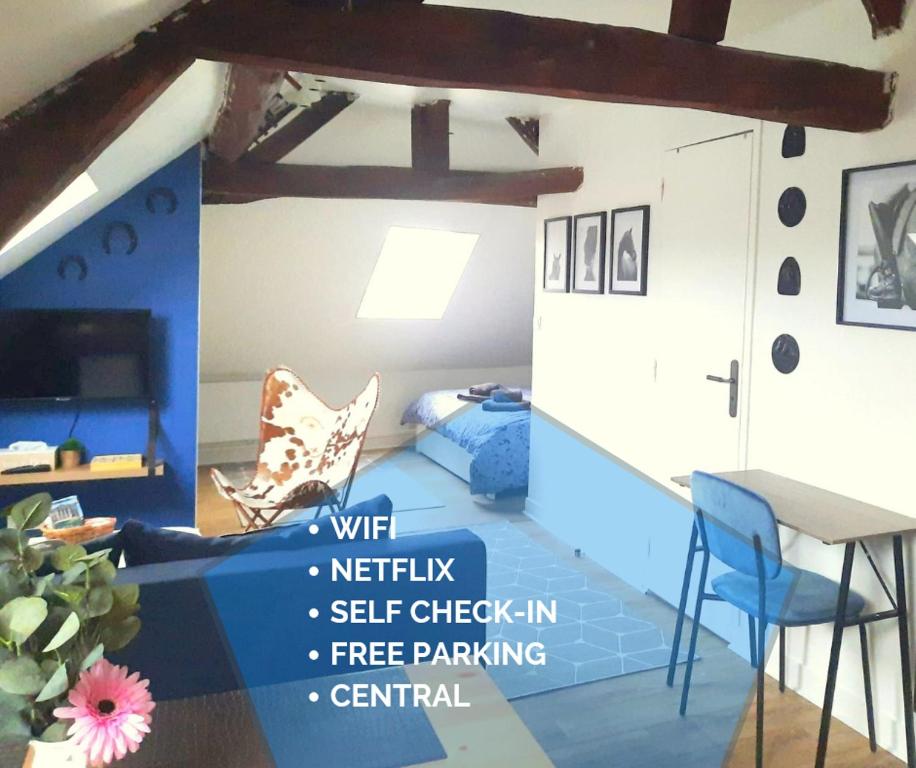 Pokój ze stołem i krzesłami w pokoju w obiekcie Equidia Compiègne Free Parking Wifi Self Check-in w mieście Venette