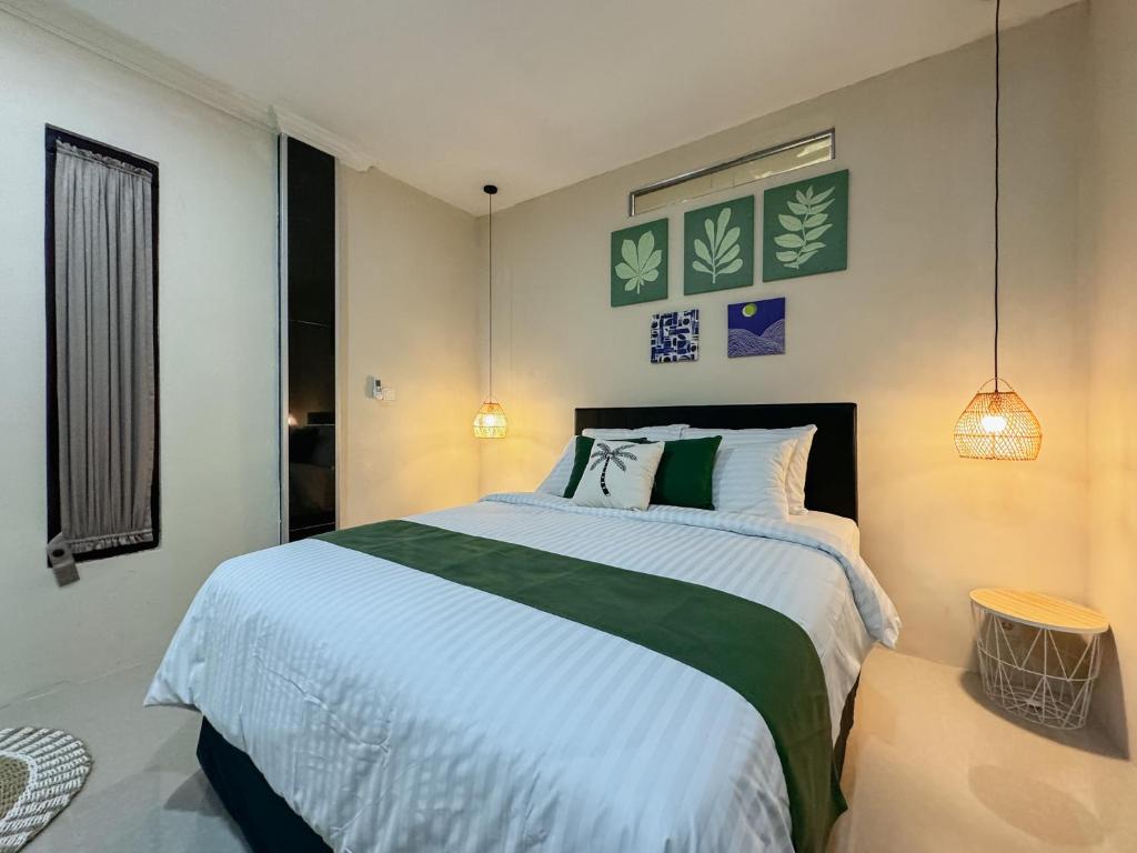 Postel nebo postele na pokoji v ubytování Merdeka Kuta Guesthouse