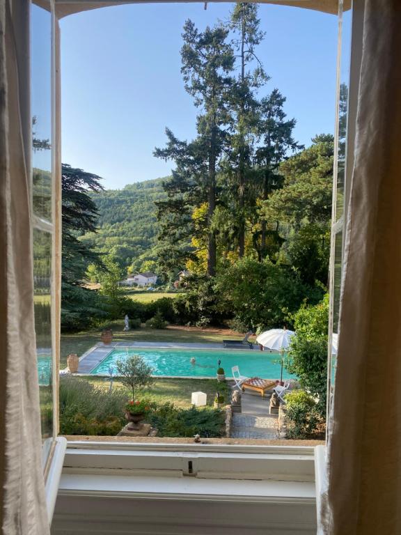 Bazén v ubytování Chateau des Janroux nebo v jeho okolí