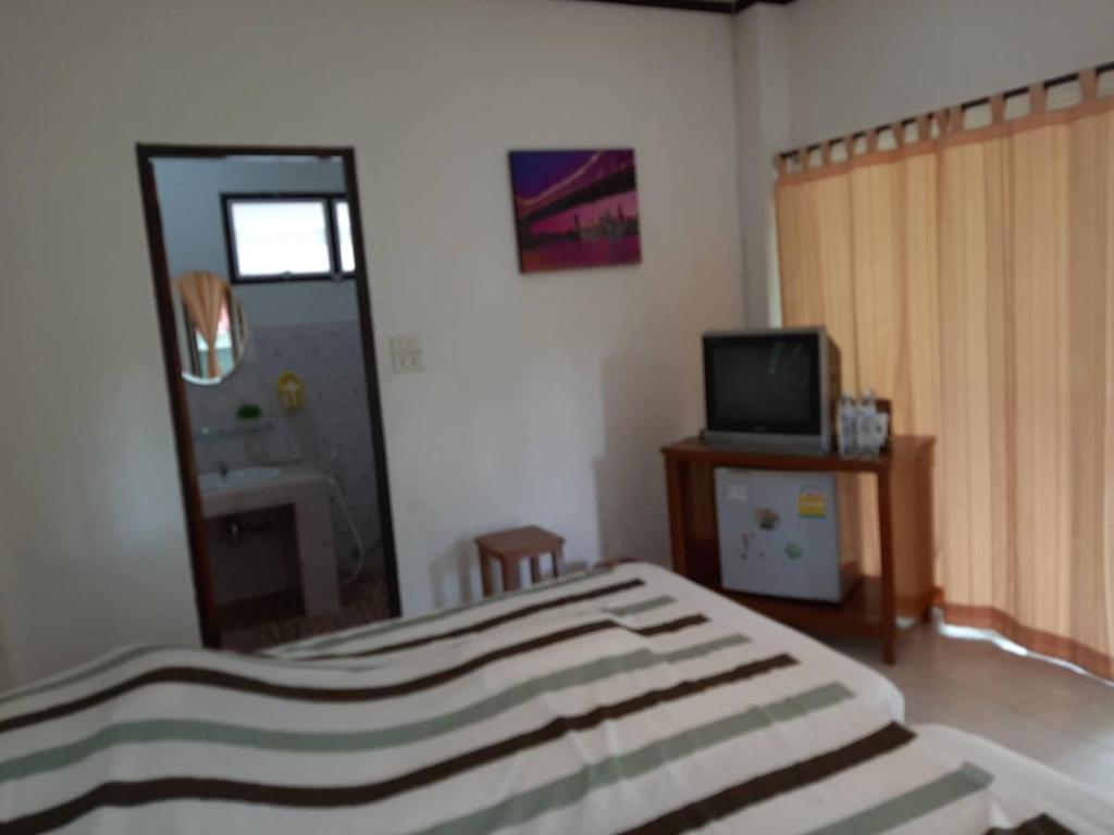 Postel nebo postele na pokoji v ubytování บ้านพาสุขรีสอร์ท