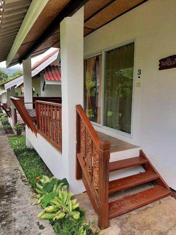Balkón nebo terasa v ubytování บ้านพาสุขรีสอร์ท