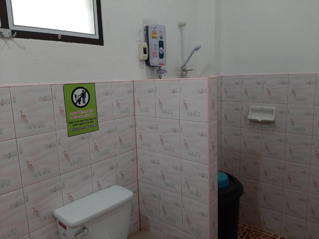 Koupelna v ubytování บ้านพาสุขรีสอร์ท