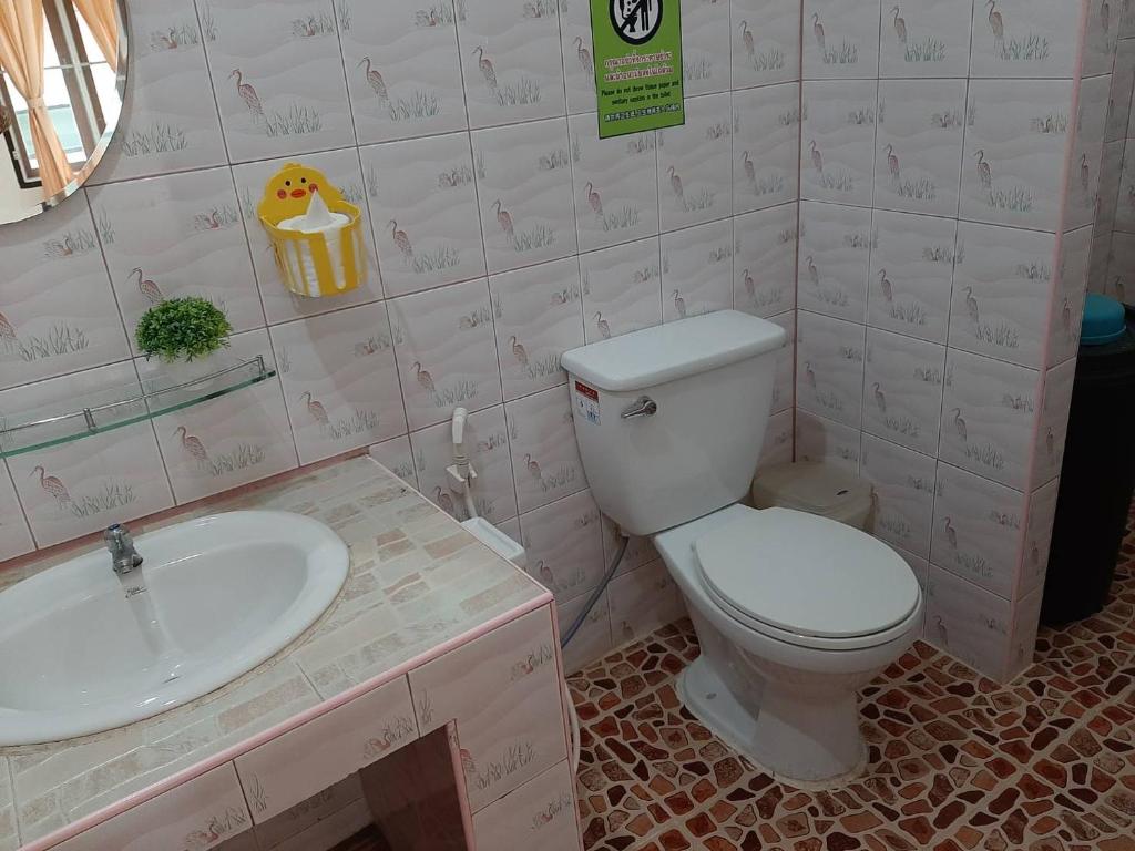 Koupelna v ubytování บ้านพาสุขรีสอร์ท