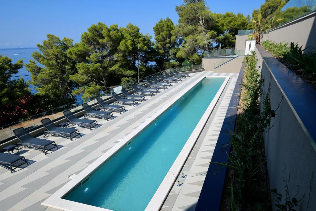 Bazén v ubytování Alfir Resort nebo v jeho okolí