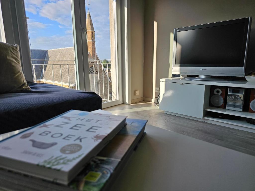 TV a/nebo společenská místnost v ubytování Côte à l'Oostduinkerke met gratis garage