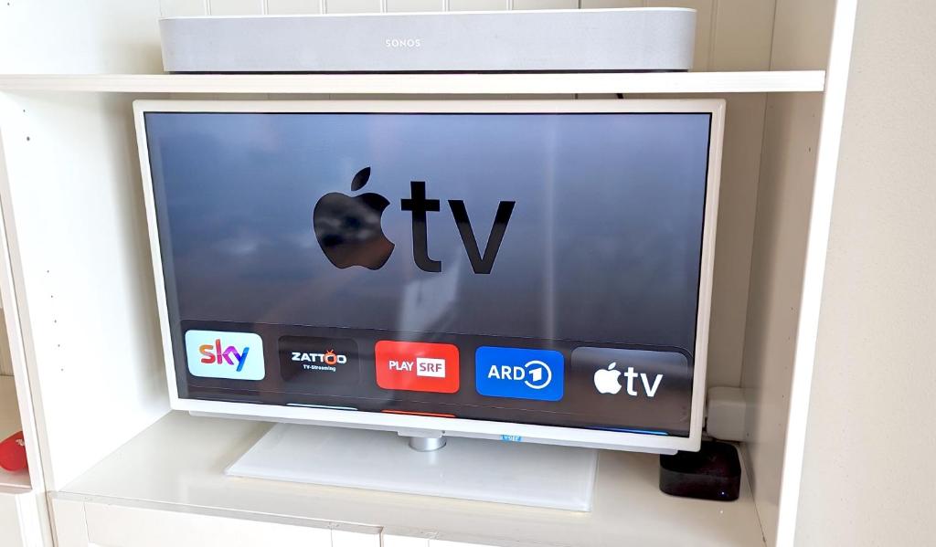 TV a/nebo společenská místnost v ubytování Lake Lucerne Paradise Apartment
