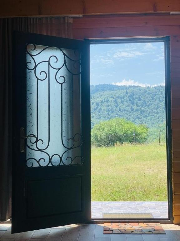 Nespecifikovaný výhled na hory nebo výhled na hory při pohledu z prázdninového domu