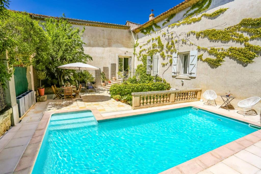 カプタングにあるVilla La Fontaine by Villa Plusの家の裏庭にあるプール