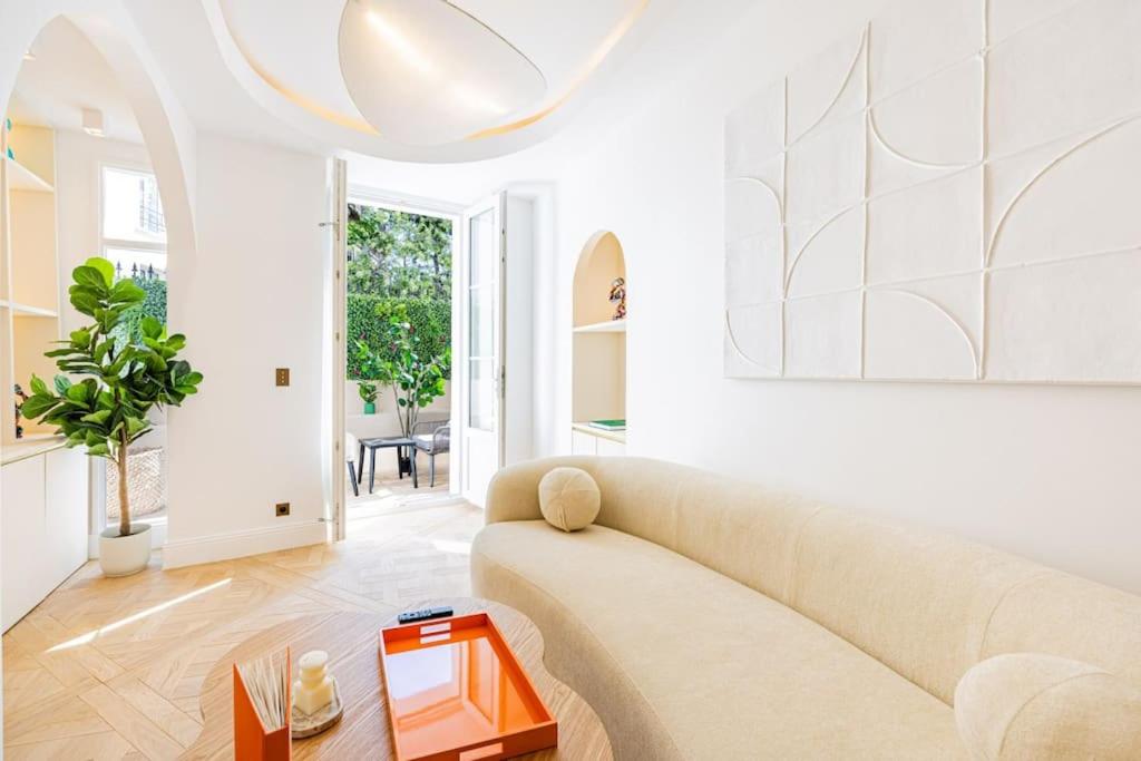 un salon avec un canapé et une table dans l'établissement Townhouse Sacrée cœur Place du Tertre Montmartre, à Paris