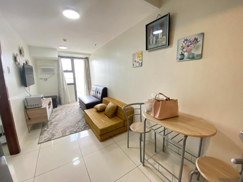 Χώρος καθιστικού στο 1 Bedroom Condo with Balcony-Horizons 101