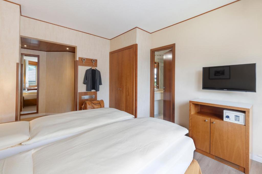 
Junior Suite with Partial Lake View
