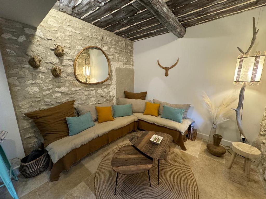 un salon avec un canapé et une table dans l'établissement Maison de ville tout confort, à Saint-Rémy-de-Provence